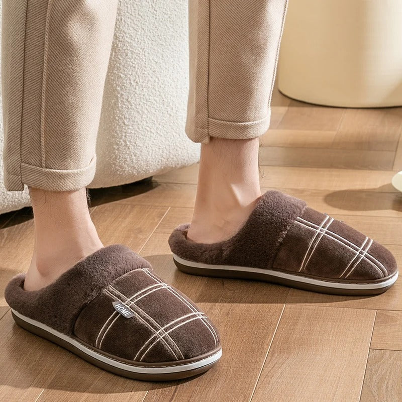 Luxe herenpantoffels perfect geplaatst op een minimalistisch oppervlak.