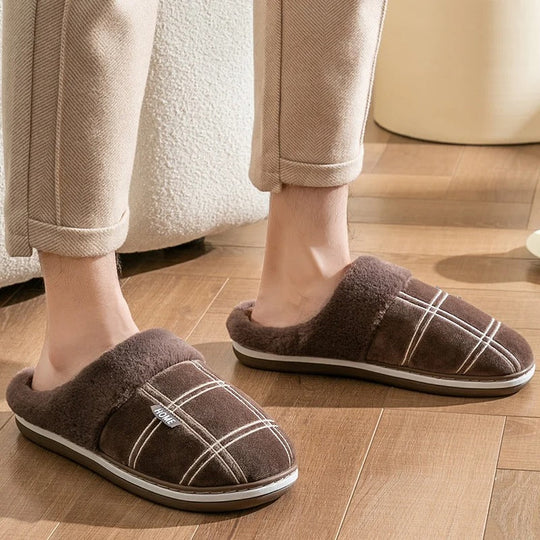 Luxe herenpantoffels perfect geplaatst op een minimalistisch oppervlak.
