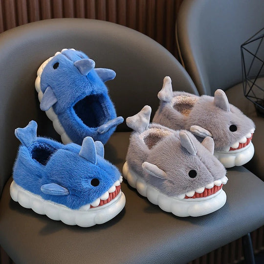 Gezellige haai pantoffels met pluche voering voor extra comfort.