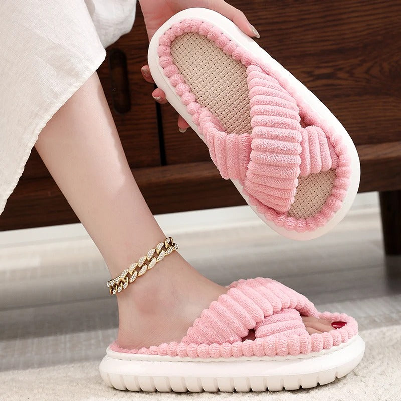 Perfecte slippers voor thuis of badkamergebruik, naast een badmat.