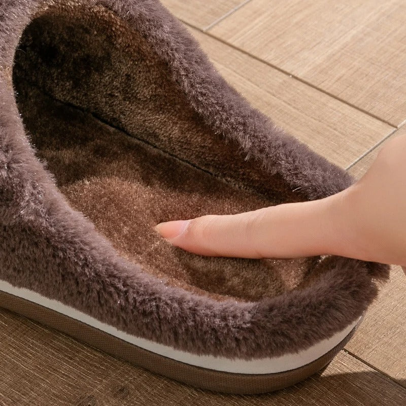Binnenkant van de pantoffels die de knusse pluche stof benadrukt.