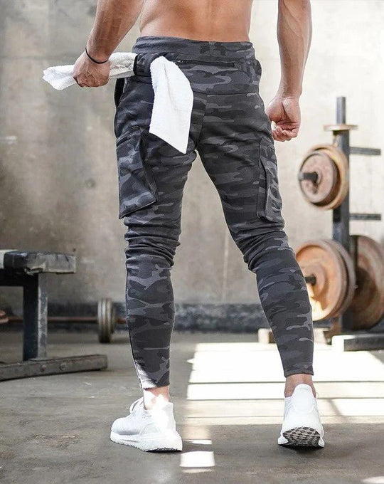 Camouflage joggingbroek met ruime cargozakken en slim-fit design.
