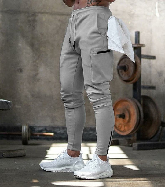 Camouflage jogger met ruime zakken voor praktische opbergruimte.
