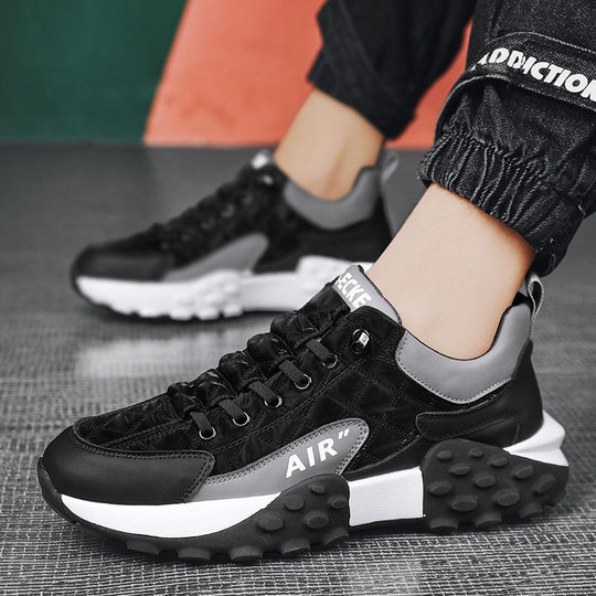Sneakers gedragen tijdens een casual outdoor activiteit.
