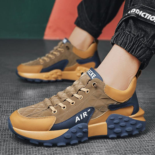 Versterkte hiel en teen van de beige schoenen in focus.
