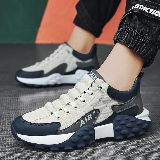Sportieve sneakers met een trendy kleurenschema en modern design.
