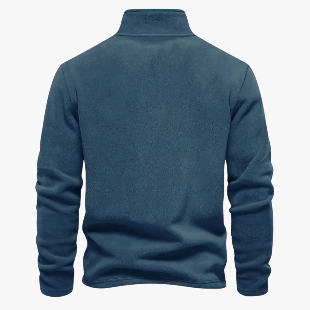 Beige sweater gecombineerd met een minimalistische achtergrond.
