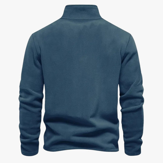 Beige sweater gecombineerd met een minimalistische achtergrond.
