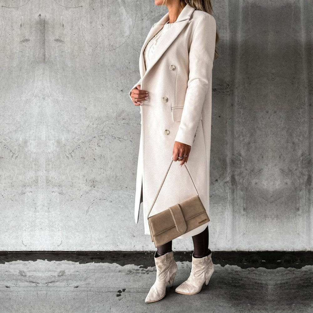 Camel winterjas met een dubbele knoopsluiting en een klassieke snit.
