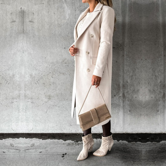Camel winterjas met een dubbele knoopsluiting en een klassieke snit.
