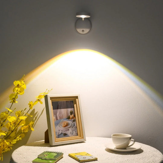 USB-oplaadbare spotlight klaar voor gebruik zonder kabels.
