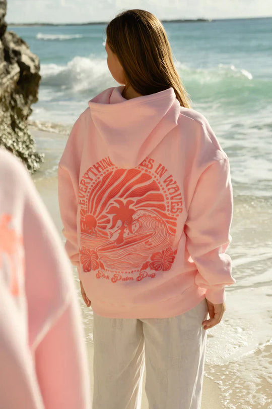 Zomers streetwear-stijl met lichte hoodie en shorts.