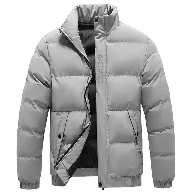 Close-up van de opstaande kraag voor extra warmte en bescherming.