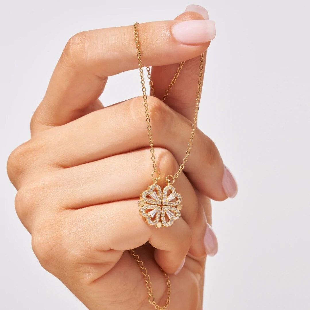 Close-up van een minimalistische gouden ketting.
