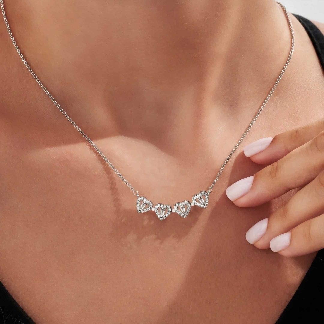 Zilveren ketting met een gelukshanger, perfect voor elke gelegenheid.
