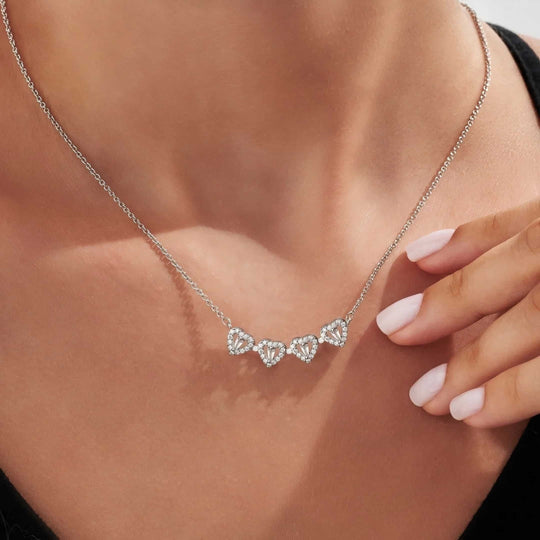 Zilveren ketting met een gelukshanger, perfect voor elke gelegenheid.

