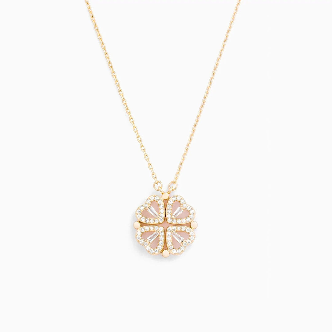 Gouden geluksketting in een minimalistische stijl.
