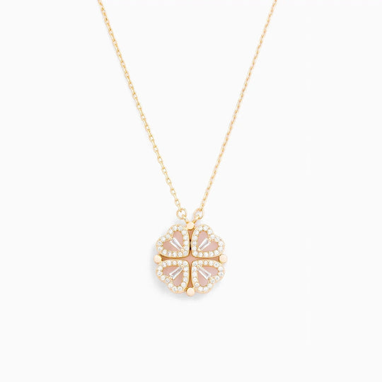 Elegante ketting met een subtiele hanger in close-up.
