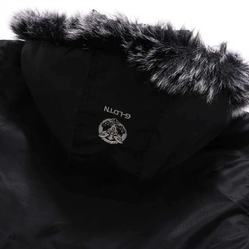 Rode warme jas met stijlvolle patches en een luxe uitstraling.
