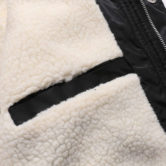 Close-up van een warme winterjas met dikke fleecevoering.

