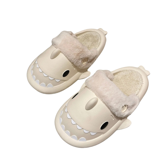 Mila pantoffels naast stijlvolle accessoires, ideaal voor binnenhuiscomfort.