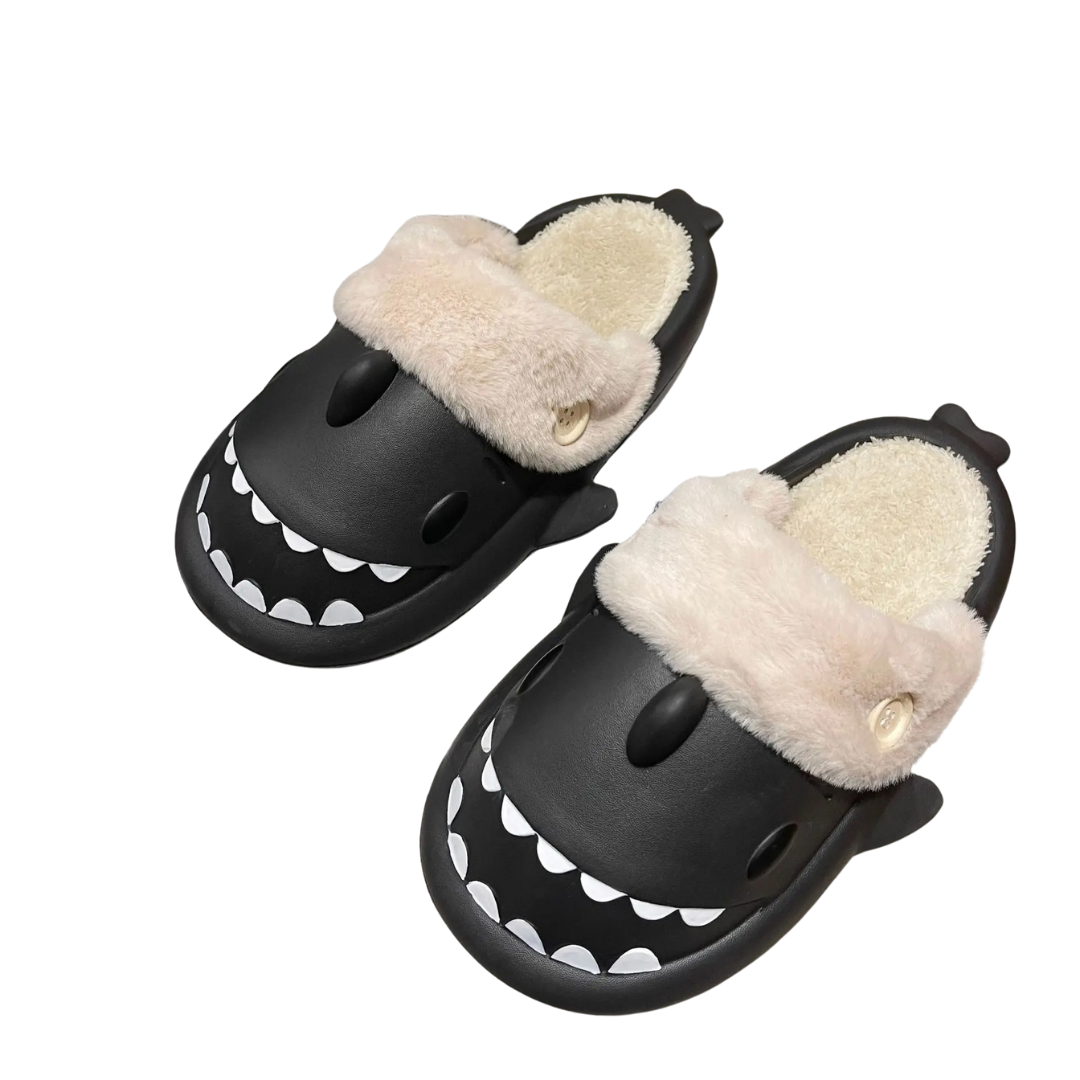 Een hand die de zachte pluche binnenkant van de pantoffels laat zien.