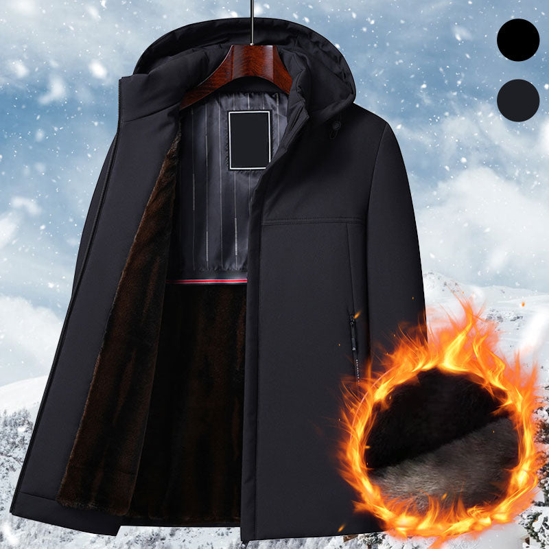 Opengeklapte herenparka met zichtbare luxe voering en winterse achtergrond.