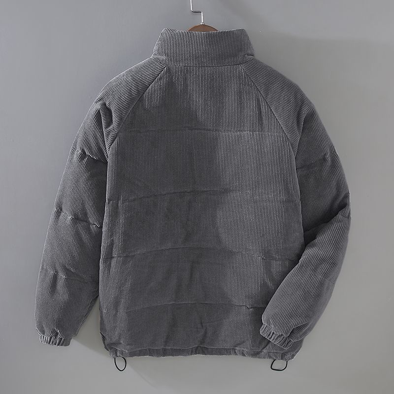Zwarte corduroy winterjas met gewatteerde voering en retro uitstraling.
