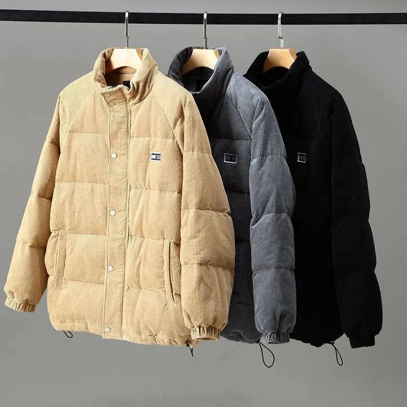 Beige winterjas in een klassieke vintage stijl met drukknopen.
