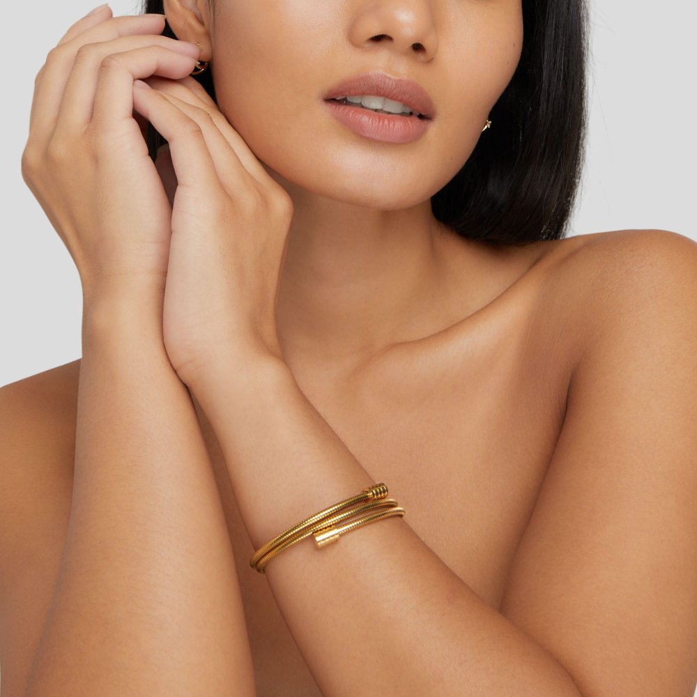 Statement armband met modern ontwerp en stijlvolle uitstraling.