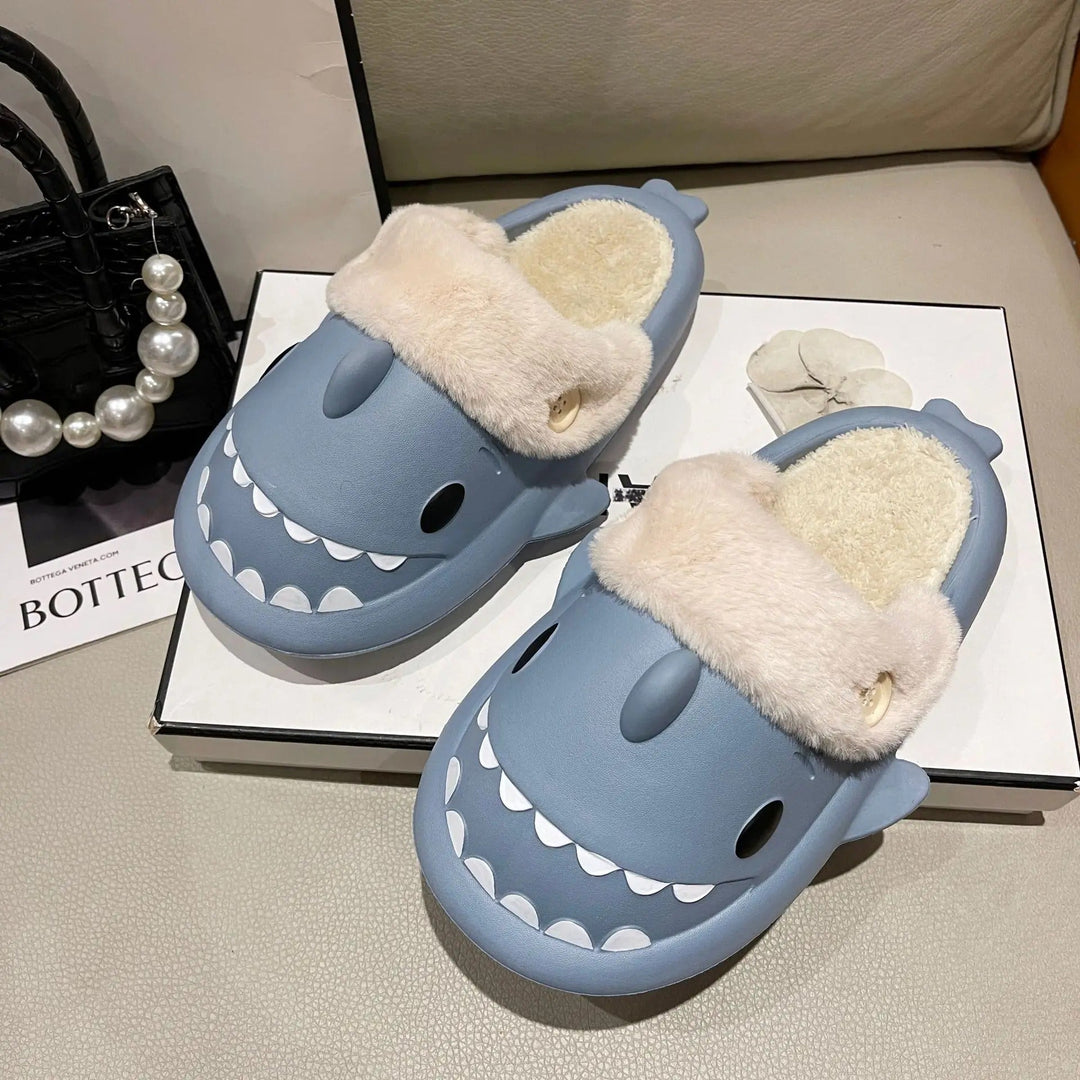Close-up van een paar haai pantoffels met speels design en pluche voering.
