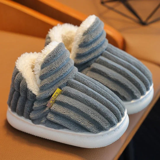 Dichtbij gefotografeerd paar kindersloffen in pastelkleuren.