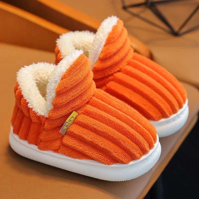 Comfortabele kindersloffen met hoog enkeldesign voor extra warmte.