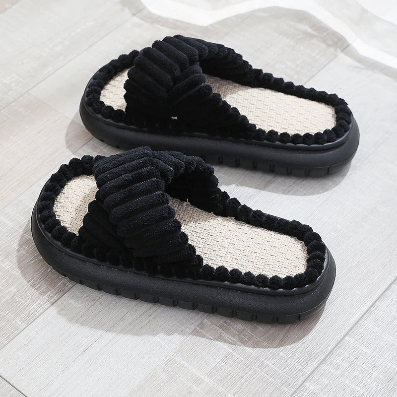 Close-up van zwarte badslippers met geribbelde bandjes en antislipzool.