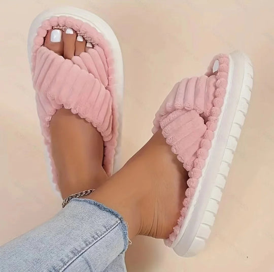 Zwarte en witte slippers naast elkaar voor een stijlvol contrast.