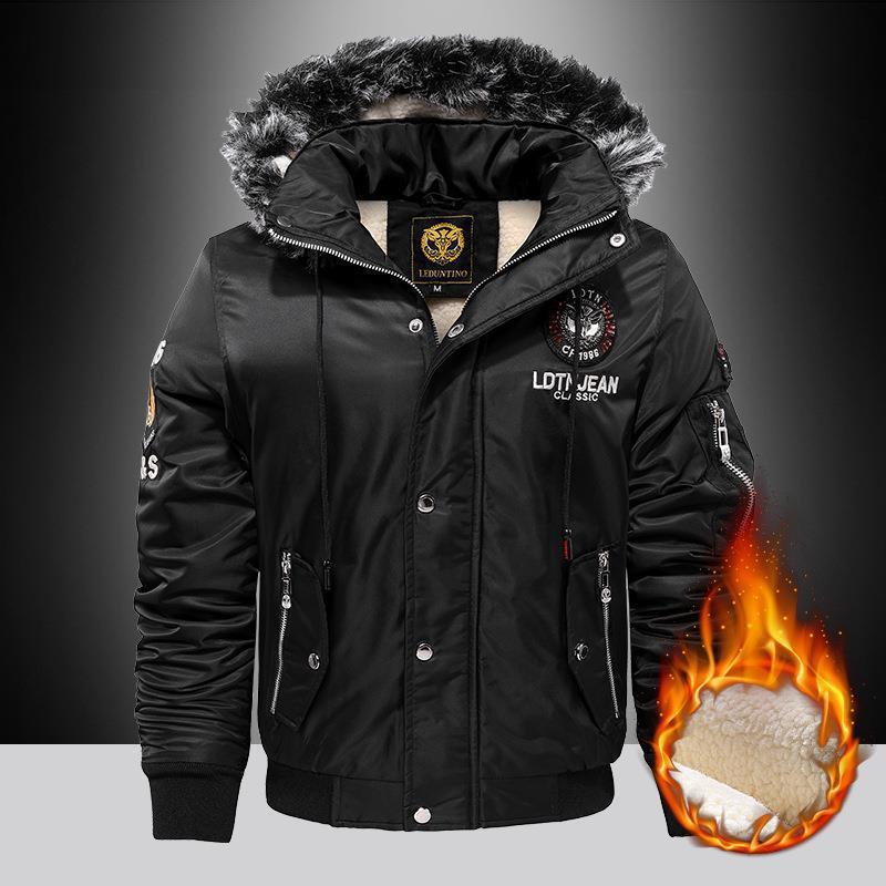 Warme winterjas met zachte voering en verstelbare capuchon.
