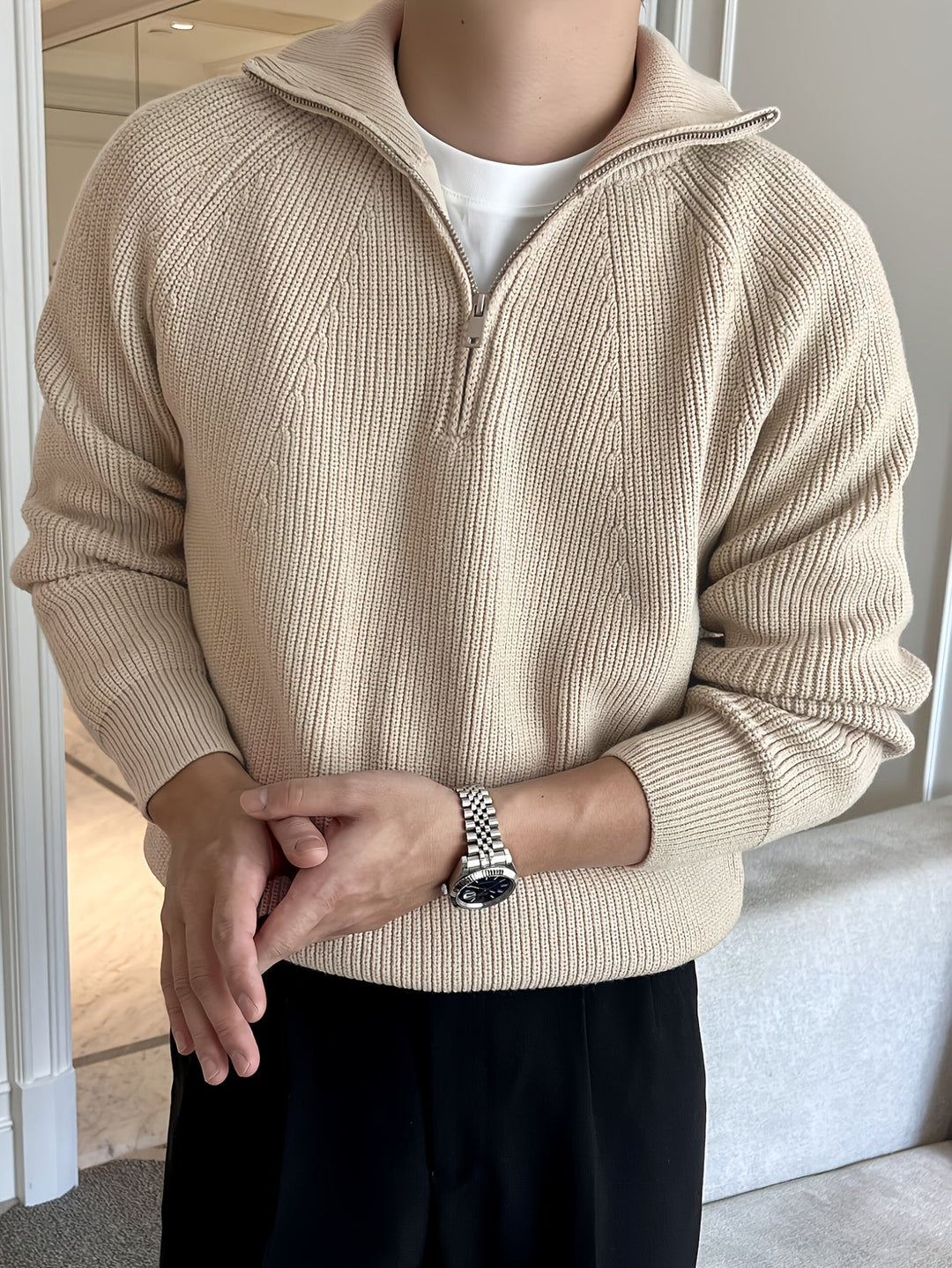 Beige half-zip herentrui met een klassiek en minimalistisch design.
