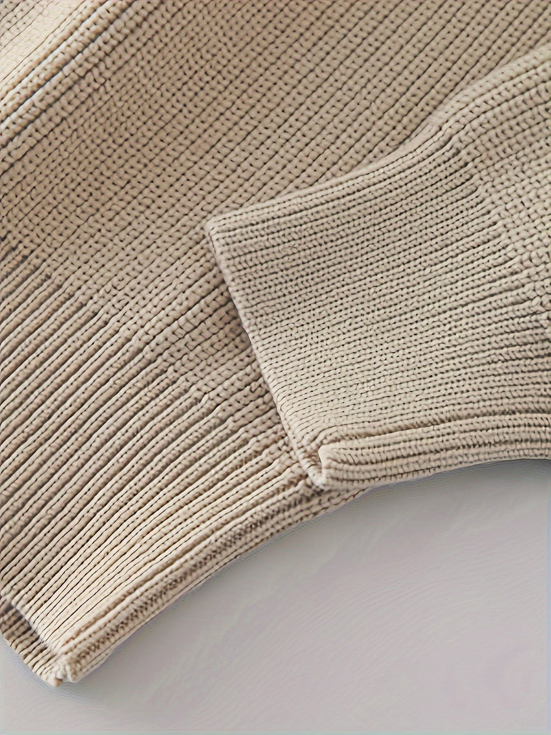 Beige trui geschikt voor zowel casual als formele gelegenheden.
